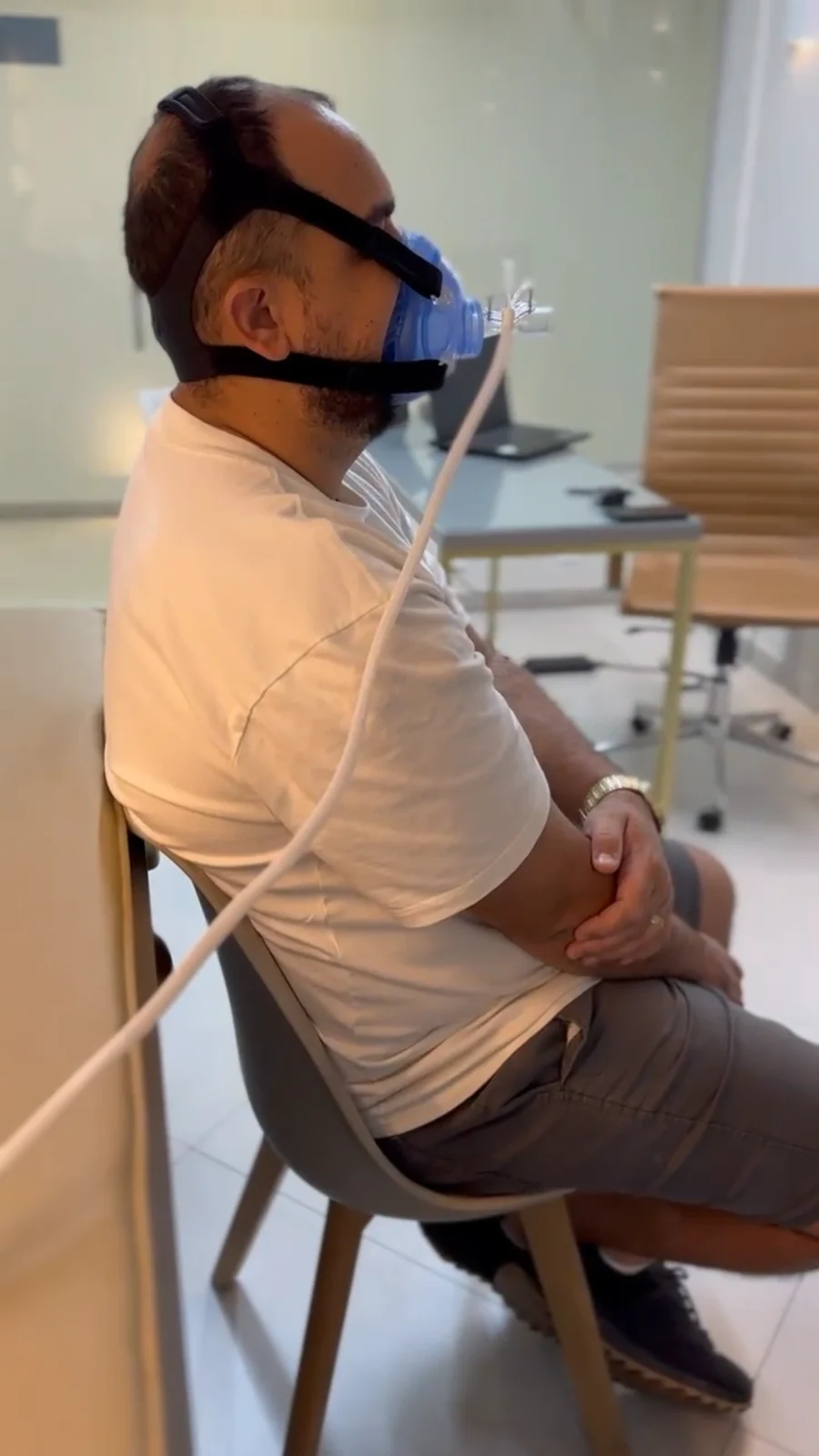 Paciente realizando o exame de calorimetria indireta